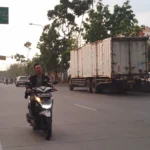 Pengendara motor tengah melawan arus di Jalan Raya Garut-Bandung, Kecamatan Rancaekek, Kabupaten Bandung. (Yanuar/Jabar Ekspres)