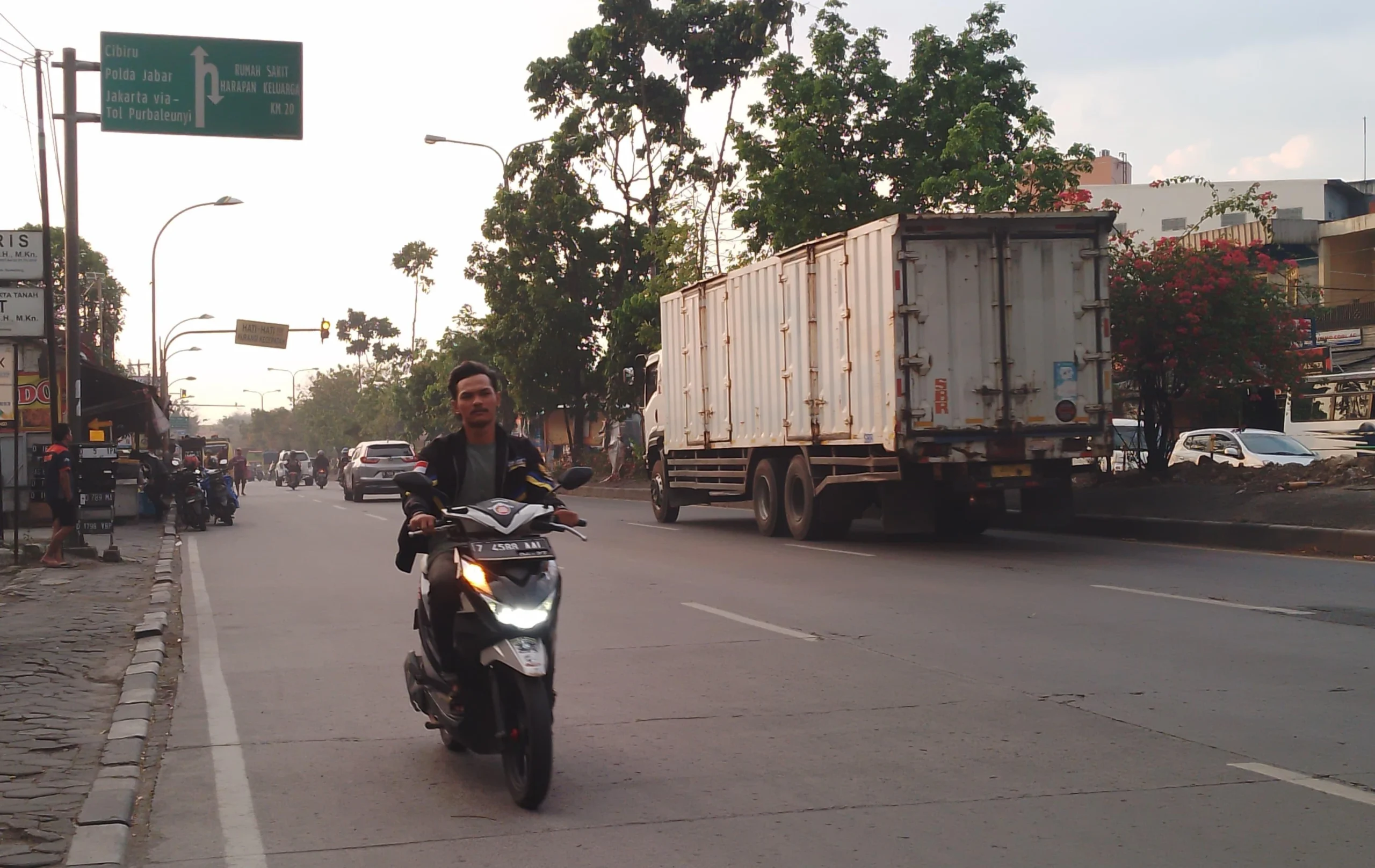Pengendara motor tengah melawan arus di Jalan Raya Garut-Bandung, Kecamatan Rancaekek, Kabupaten Bandung. (Yanuar/Jabar Ekspres)