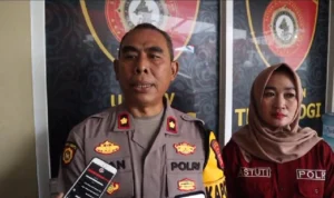 Kapolsek Baros, Kompol Iman Prayitno, didampingi Kasi Humas Polres Sukabumi Kota, Iptu Astuti S saat diwawancarai oleh awak media, Jumat (2/2).