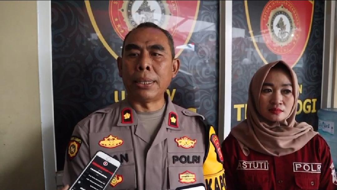 Kapolsek Baros, Kompol Iman Prayitno, didampingi Kasi Humas Polres Sukabumi Kota, Iptu Astuti S saat diwawancarai oleh awak media, Jumat (2/2).