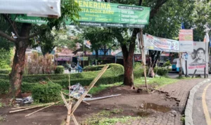 Kondisi Bunderan Cibiru, Kota Bandung yang dipenuhi APK rusak.