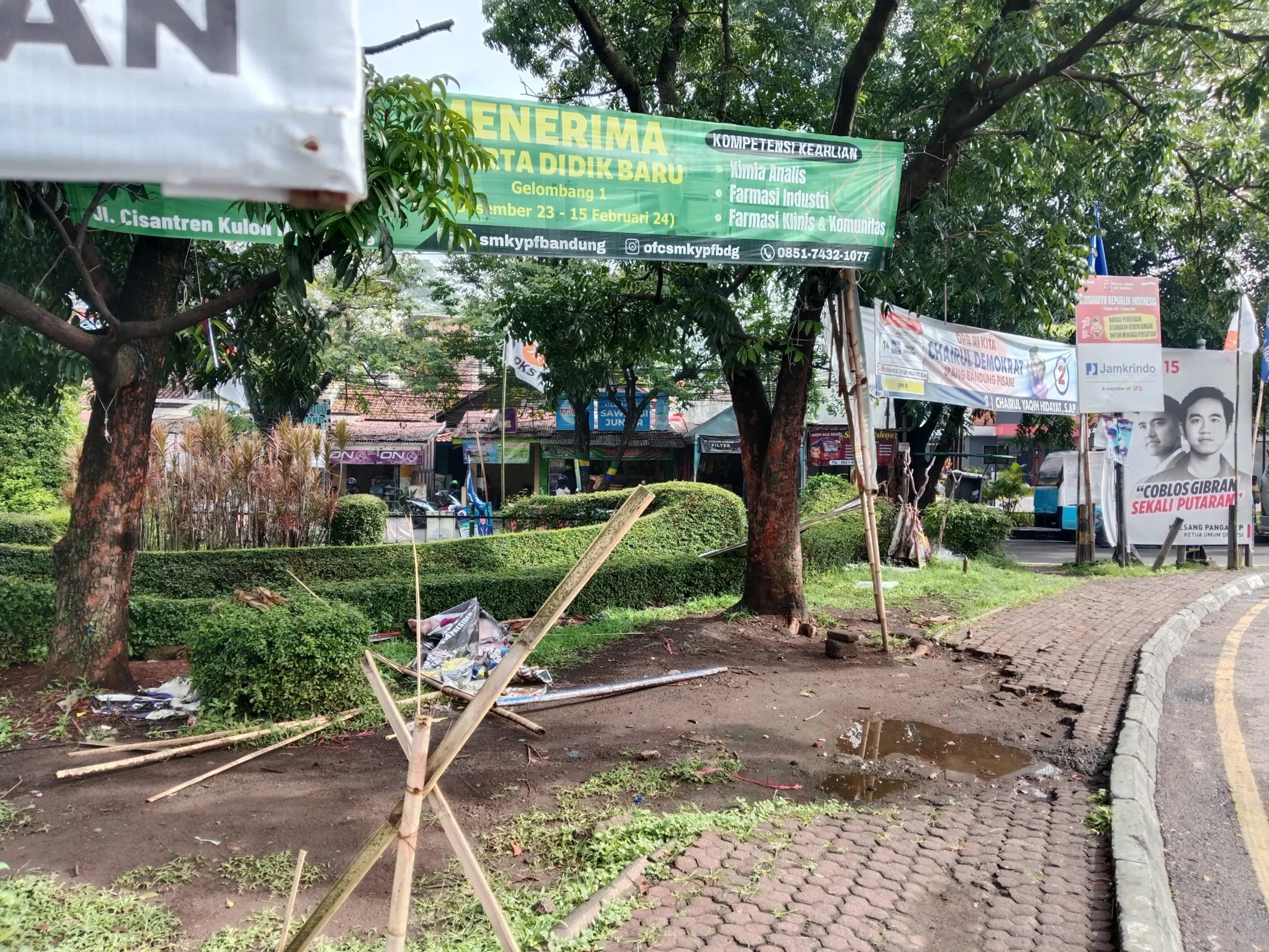 Kondisi Bunderan Cibiru, Kota Bandung yang dipenuhi APK rusak.