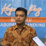 Perapian APK: Ketua Bawaslu Kabupaten Bandung, Kahpiana saat memberikan keterangan di kantor Bawaslu, Soreang, Kabupaten Bandung.