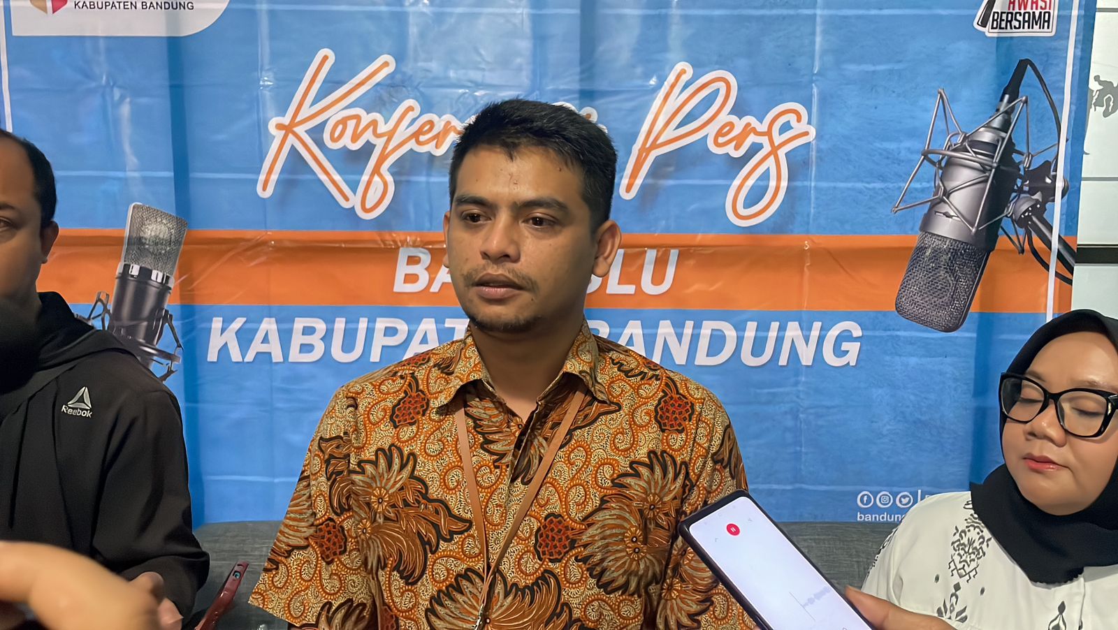 Perapian APK: Ketua Bawaslu Kabupaten Bandung, Kahpiana saat memberikan keterangan di kantor Bawaslu, Soreang, Kabupaten Bandung.