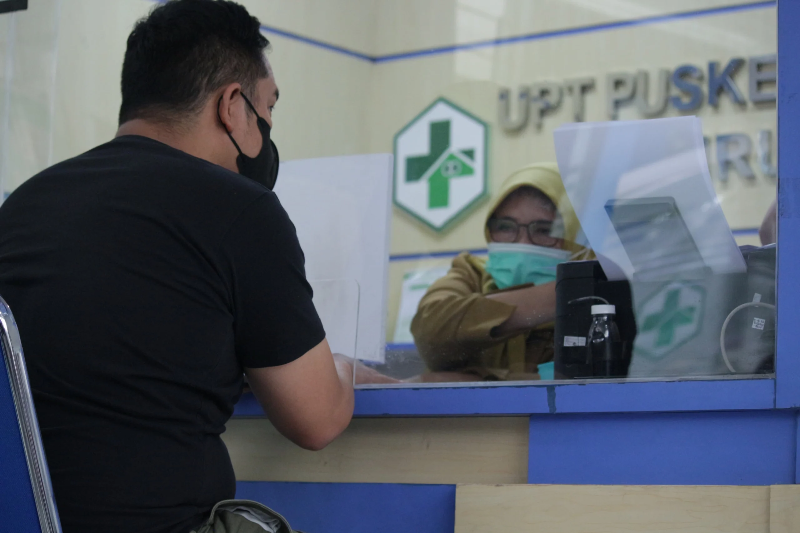 Pelayanan di UPT Puskesmas Cibiru, Kota Bandung. (Pandu Muslim/Jabar Ekspres)