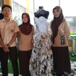 Doc. Karya Inovatif dari 3 Siswa SMKN 3 Cimahi, Ciptakan Gaun Unik dari Bahan Daur Ulang (mong)