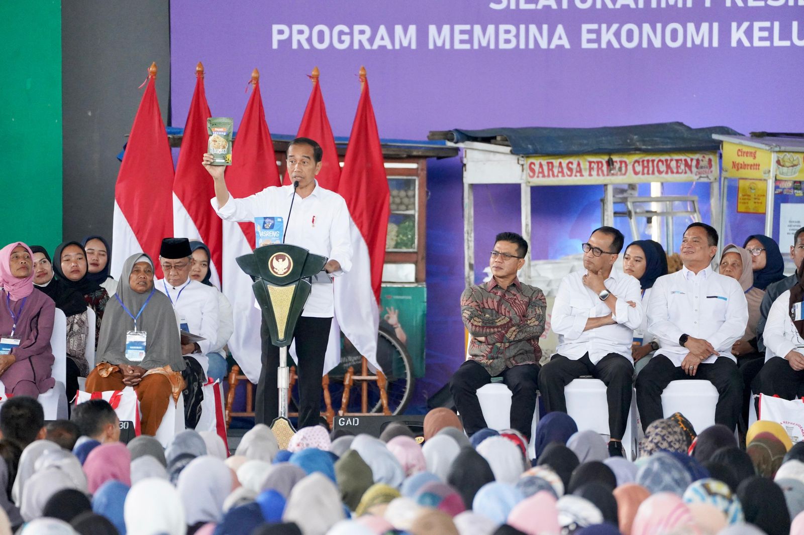 Presiden Jokowi saat memberikan sambutan dalam kunjungan kerjanya ke acara PNM di Soreang, Kabupaten Bandung, Sabtu (3/2/2024).