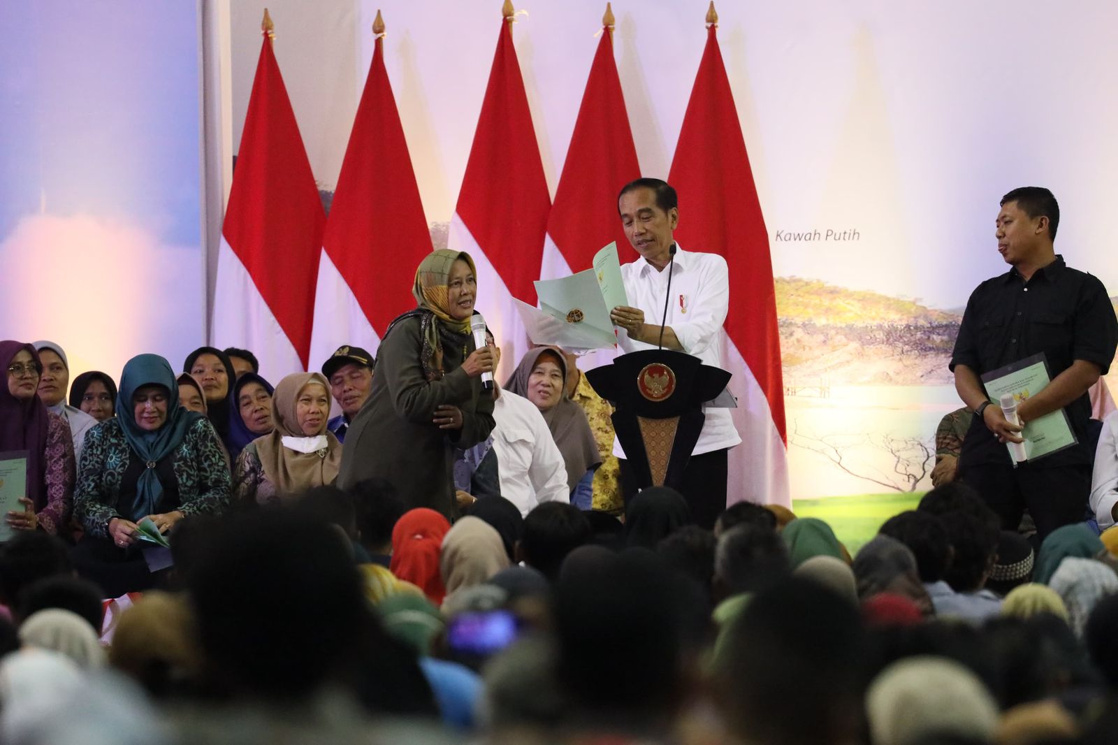 Presiden Jokowi saat memberikan sambutan dalam kunjungan kerjanya ke acara PNM di Soreang, Kabupaten Bandung, Sabtu (3/2/2024).