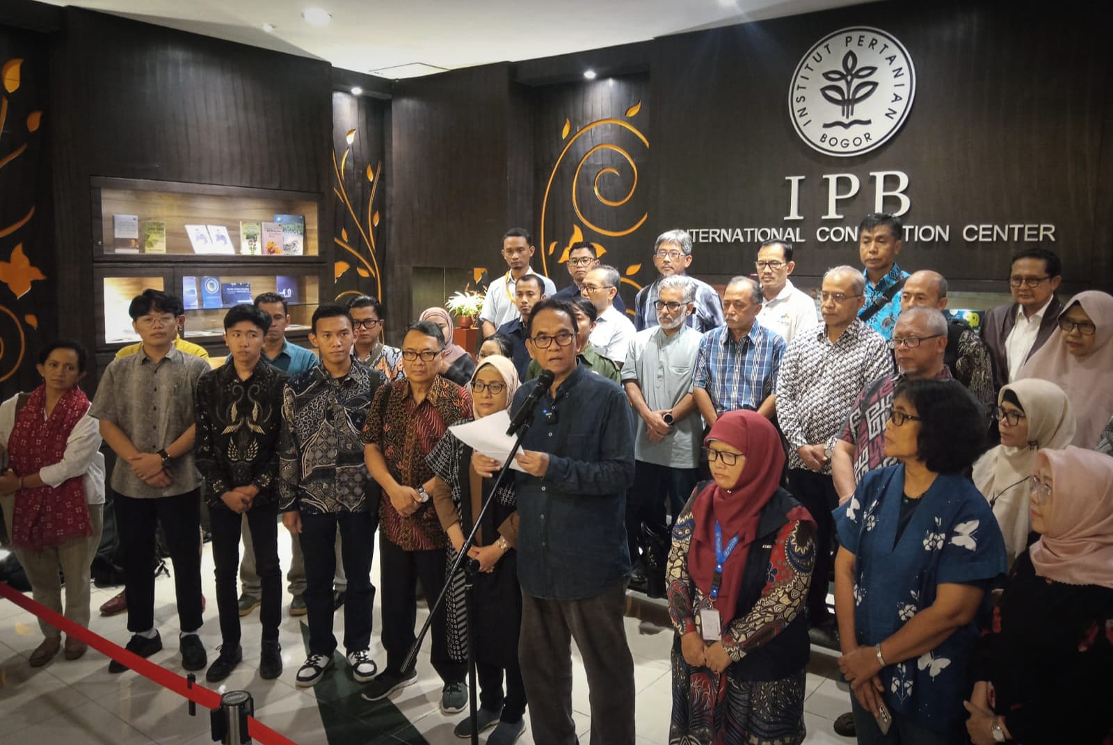 Forum Keluarga Besar IPB dipimpin perwakilan Guru Besar IPB, Prof Hariadi Kartodihardjo saat menyampaikan seruan untuk Demokrasi Bermartabat.