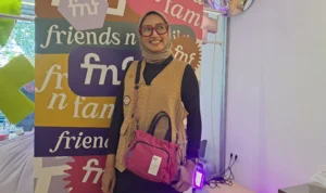 Chief Creative Officer of Friends n Family by Niion, Qistina Ghaisani saat ditemui di tokonya, Jalan Kemuning No 8A Kota Bandung.