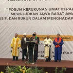 Forum Kerukunan Umat Beragama (FKUB) Jawa Barat saat membacakan deklrasi pemilu yang kondusif dan rukun di Hotel Sutan Raja, Soreang, Kabupaten Bandung, Senin (5/2/2024). Foto Agi Jabar Ekspres