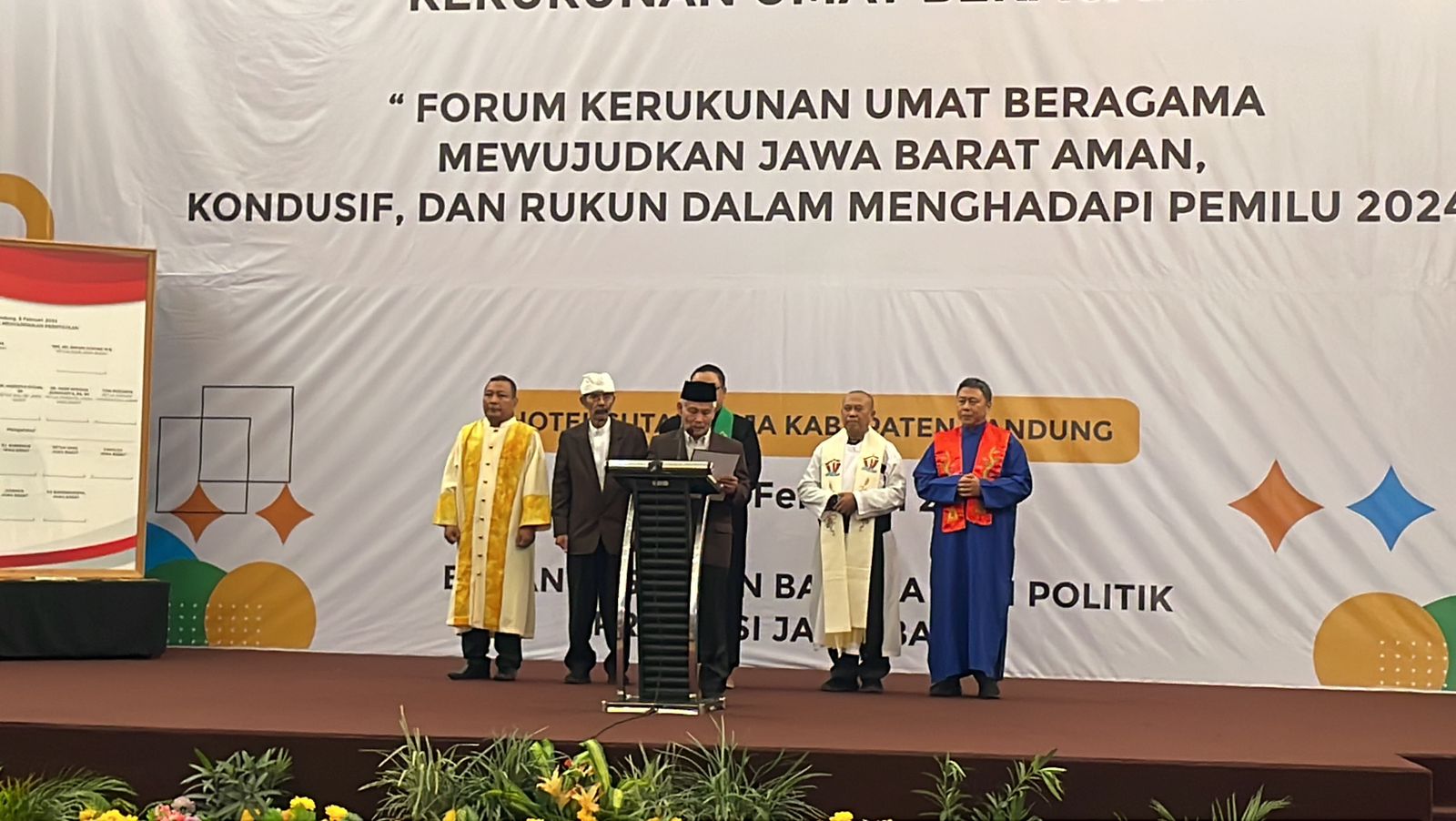 Forum Kerukunan Umat Beragama (FKUB) Jawa Barat saat membacakan deklrasi pemilu yang kondusif dan rukun di Hotel Sutan Raja, Soreang, Kabupaten Bandung, Senin (5/2/2024). Foto Agi Jabar Ekspres