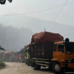 Antrean truk sampah di TPA Sarimukti, Kecamatan Cipatat, Kabupaten Bandung Barat (KBB), Senin (5/2).