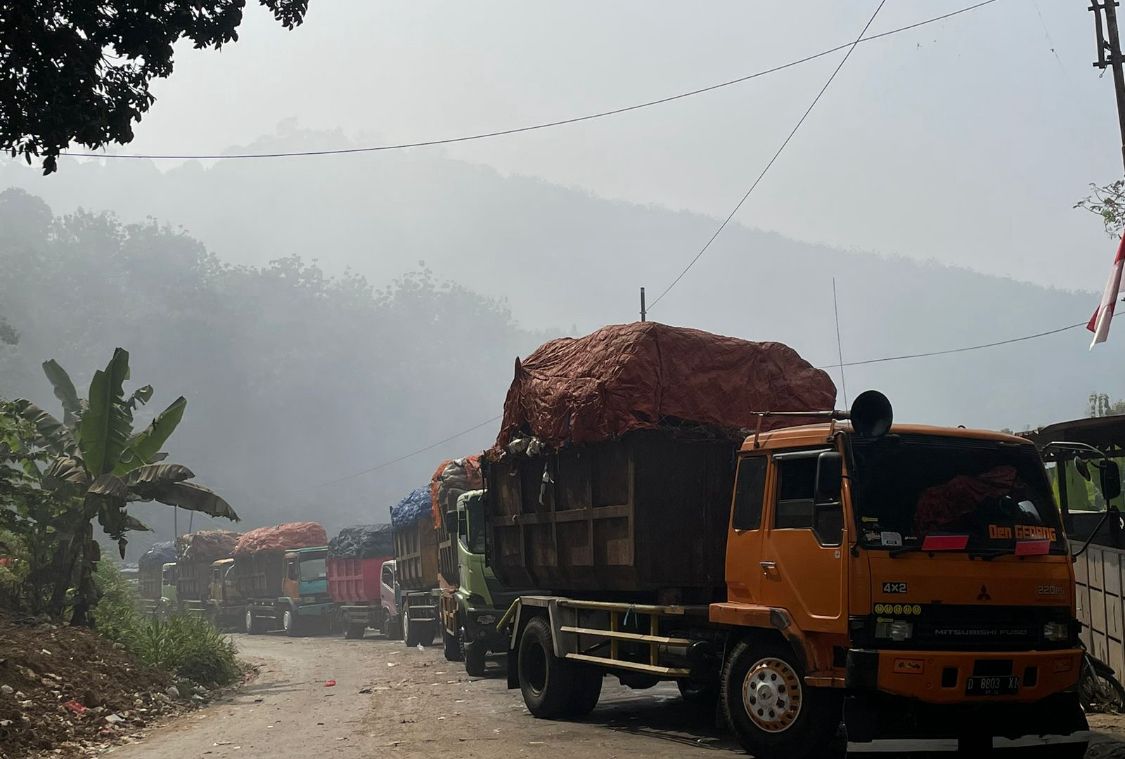 Antrean truk sampah di TPA Sarimukti, Kecamatan Cipatat, Kabupaten Bandung Barat (KBB), Senin (5/2).