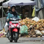 Tumpukan sampah di kawasan Pasar Induk Gedebage, Kota Bandung, Senin(5/2). Menurut petugas pengolahan sampah TPS Pasar Gedebage, TPA Pasir Bajing, Garut menjadi salah satu opsi jika pembuangan ke TPAS Sarimukti dihentikan. (Pandu Muslim/Jabar Ekspres)