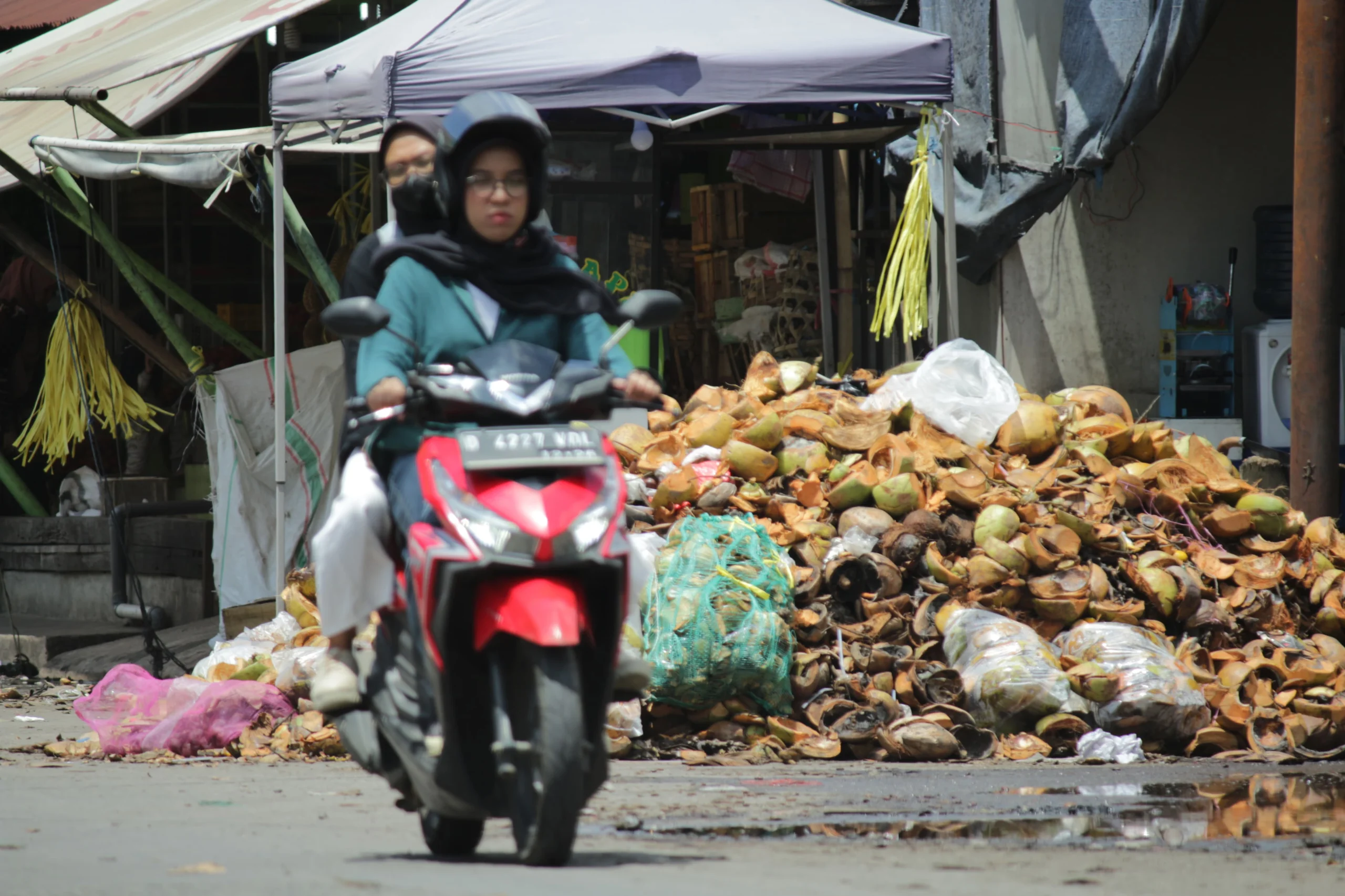 Tumpukan sampah di kawasan Pasar Induk Gedebage, Kota Bandung, Senin(5/2). Menurut petugas pengolahan sampah TPS Pasar Gedebage, TPA Pasir Bajing, Garut menjadi salah satu opsi jika pembuangan ke TPAS Sarimukti dihentikan. (Pandu Muslim/Jabar Ekspres)