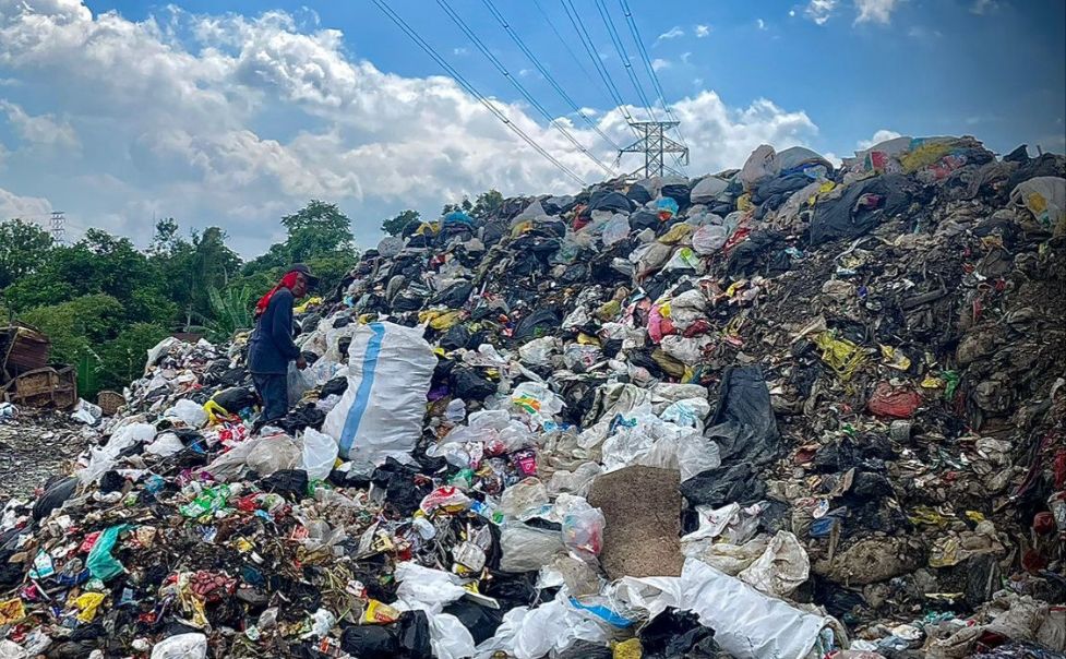 Foto Tumpukan Sampah di TPA Sarimukti, Kabupaten Bandung Barat.