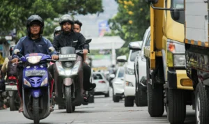 Kepadatan kendaraan di Wilayah Gedebage Selatan, Kota Bandung.