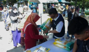 Ilustrasi: Antrean masyarakat saat mendapatkan bantuan beras pemerintah di kala harga beras naik.