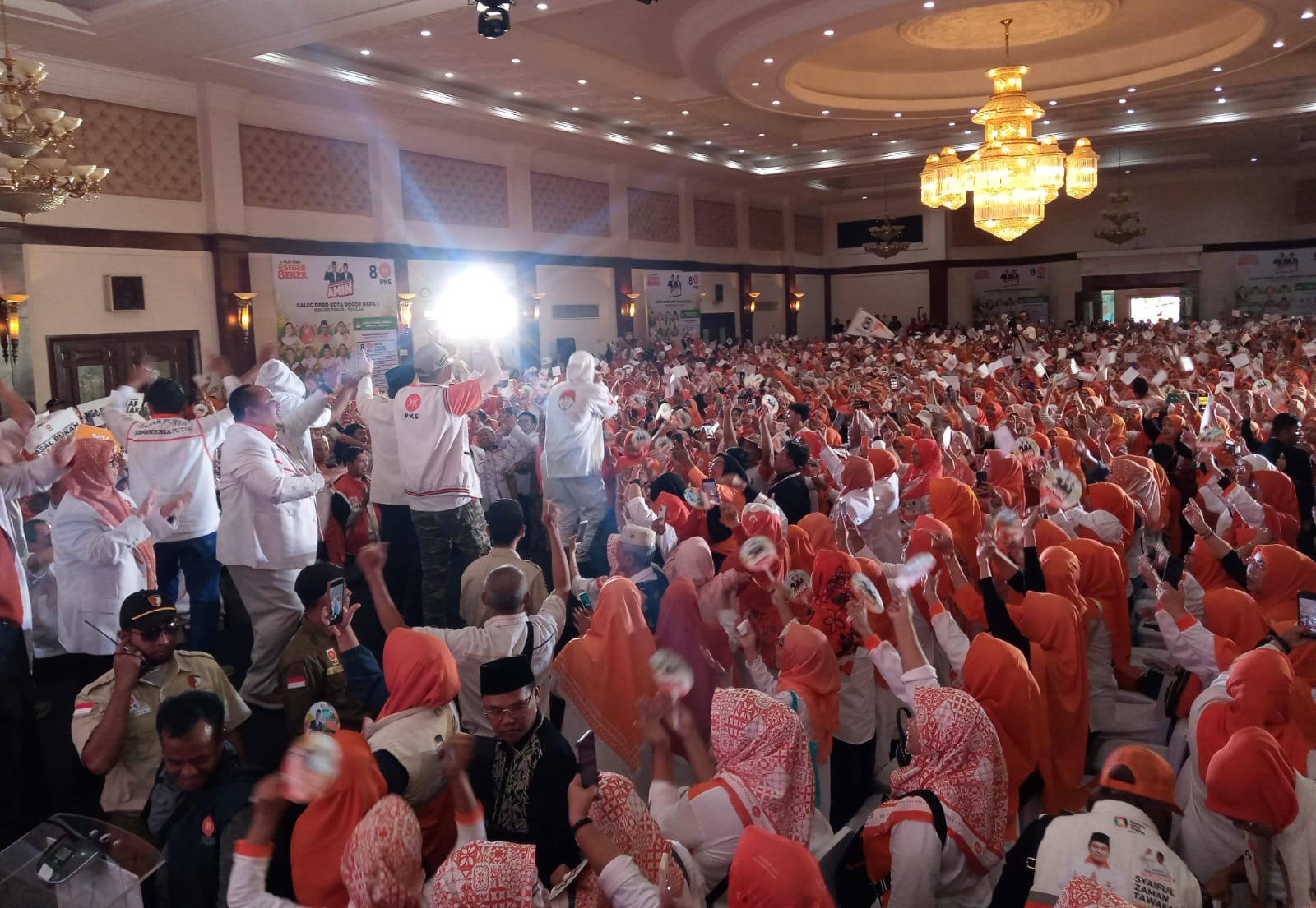Optimis AMIN: Para petinggi PKS Jabar dan Kota Bogor saat menyapa ribuan kader di Gedung Brajamustika Convention Center, Kota Bogor, Senin (5/2).