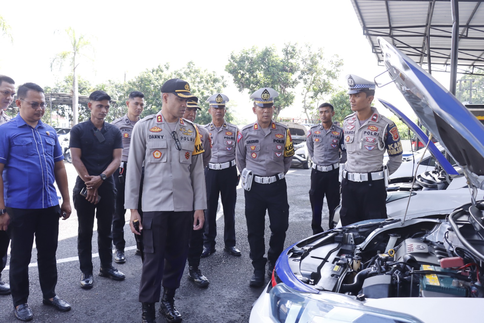 Jelang Pemilu 2024, Kapolres Banjar AKBP Danny Yulianto mengecek kendaraan dinas Satlantas Polres Banjar, Selasa 6 Februari 2024.