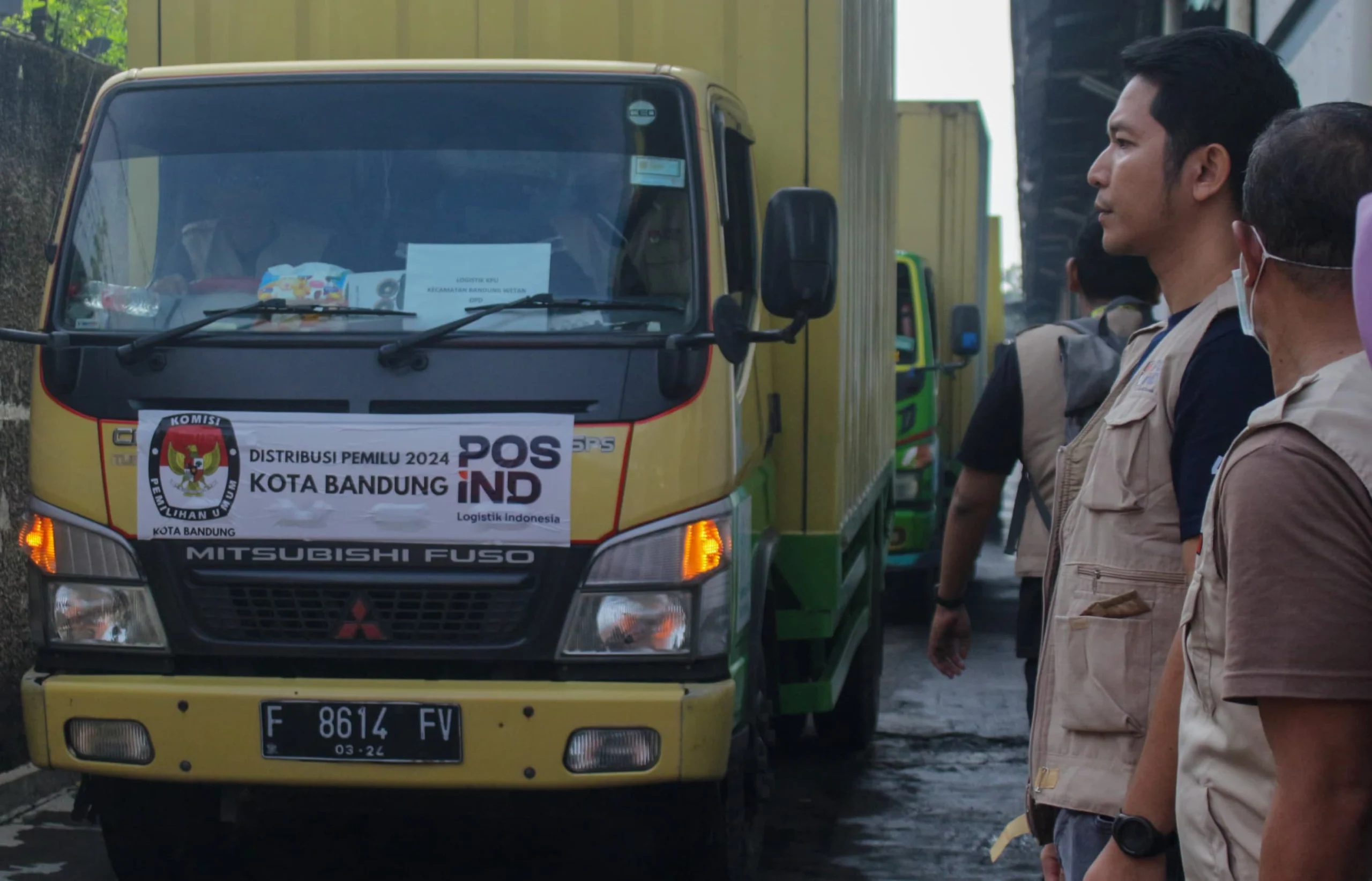Ist. Proses pengamanan Logistik Pemilu 2024 di Kota Bandung. Foto. Pandu Muslim Jabar Ekspres.