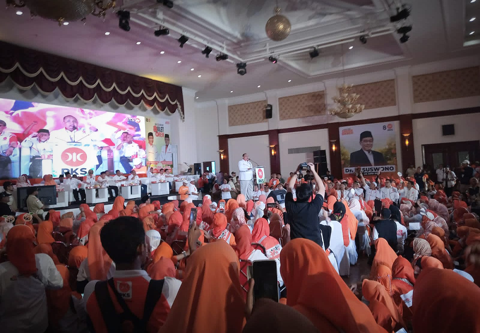 Ketua DPD PKS Kota Bogor, Atang Trisnanto saat berpidato dihadapan ribuan kadernya. (Yudha Prananda / Jabar Ekspres)