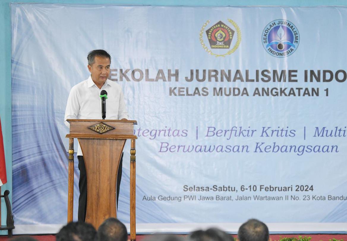 Ist. Pj Gubernur Jabar, Bey Triadi Machmudin saat berikan sambutannya di pembukaan Sekolah Jurnalisme Indonesia, Selasa (6/2). Foto. Humas Jabar.