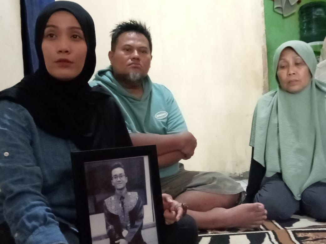 Keluarga korban TPPO meminta pemerintah bantu kepulangan Wildan Rohdiawan. Selasa (5/2). Foto Jabarekspres