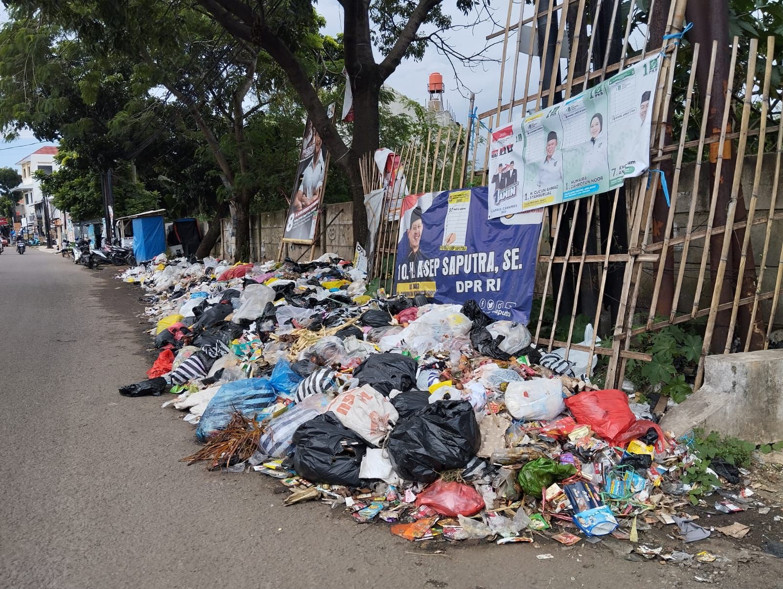 Beberapa sampah yang berada di ruas jalan Gading Tutuka, Katapang, Ciparay yang terlihat berada di pinggir jalan raya. Foto Agi Jabar Ekspres