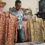 Doc. Triwanto Mardi Pemilik Galeri Lembur Batik saat Menunjukkan Kemeja dengan Motif Batik Khas Cimahi (mong)