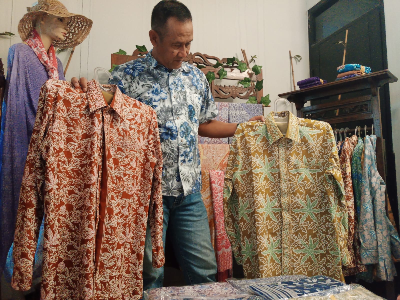 Doc. Triwanto Mardi Pemilik Galeri Lembur Batik saat Menunjukkan Kemeja dengan Motif Batik Khas Cimahi (mong)