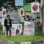 Alat Peraga Kampanye (APK) Parpol dipasang sembarang tempat dan memenuhi ruas trotoar di kawasan Bunderan Cibiru, Kota Bandung. (Pandu Muslim/Jabar Ekspres)