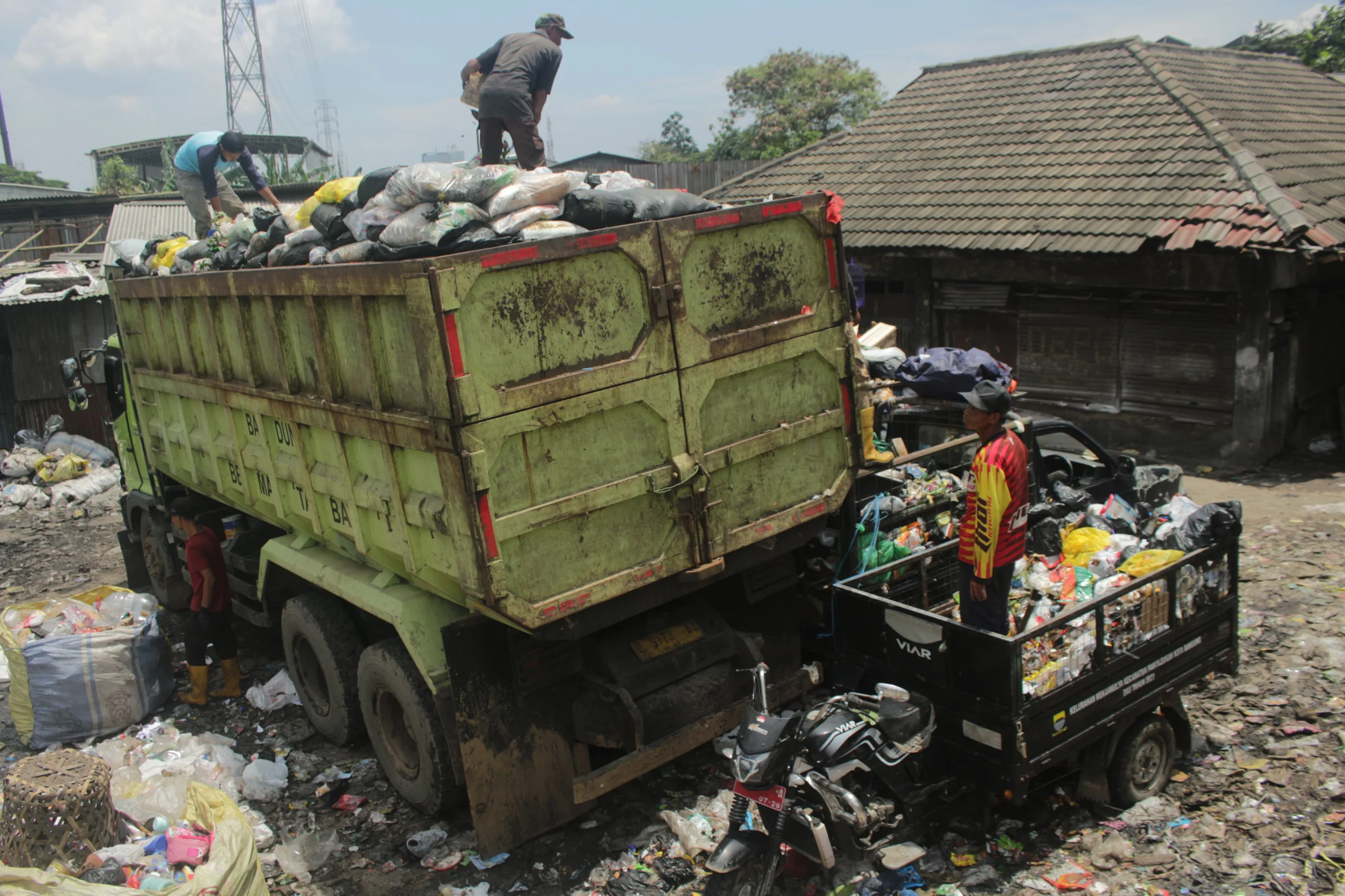 Ilustrasi: Penarikan sampah di Kabupaten Bandung.