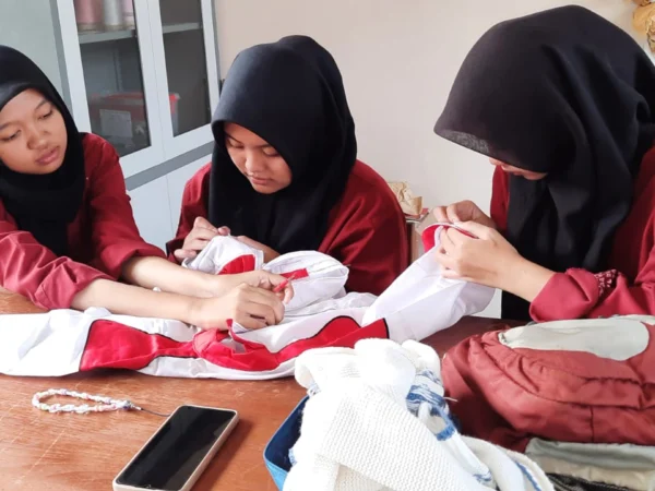Doc. Siswi Tata Busana SMKN 3 Cimahi saat Merancang Limbah Baju Bekas Montir Untuk Dijadikan Pakaian Modern (istimewa)