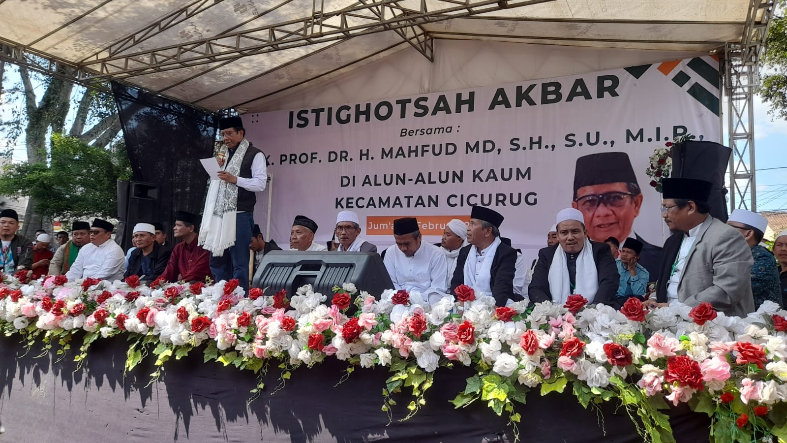 Mahfud MD saat melakukan istigasah di Alun-alun Cicurug Kabupaten Sukabumi.
