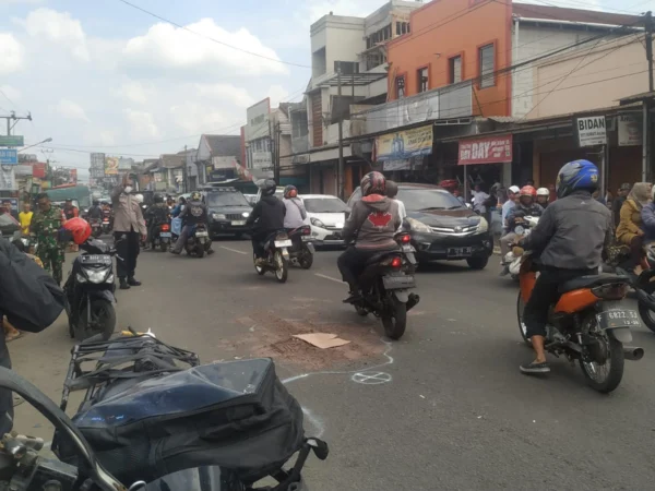 TKP tewasnya pengendara motor akibat terlindas truk di Jalan Raya Cisaat, Kabupaten Sukabumi (12/2).