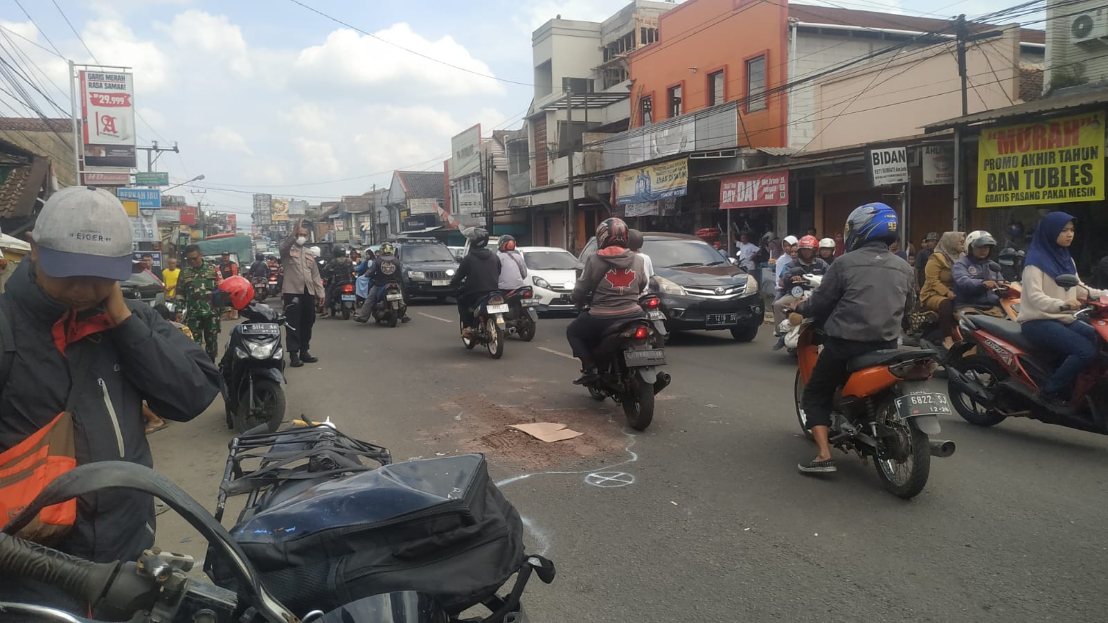 TKP tewasnya pengendara motor akibat terlindas truk di Jalan Raya Cisaat, Kabupaten Sukabumi (12/2).