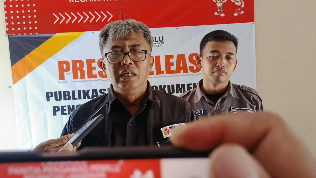Ketua Panwaslu Kecamatan Langensaru Kota Banjar Yudi Dwi Nugroho saat diwawancara, Senin 12 Februari 2024. Menurutnya, banyak warga yang memanfaatkan limbah APK saat masa tenang Pemilu 2024.