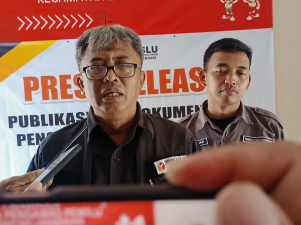 Ketua Panwaslu Kecamatan Langensaru Kota Banjar Yudi Dwi Nugroho saat diwawancara, Senin 12 Februari 2024. Menurutnya, banyak warga yang memanfaatkan limbah APK saat masa tenang Pemilu 2024.