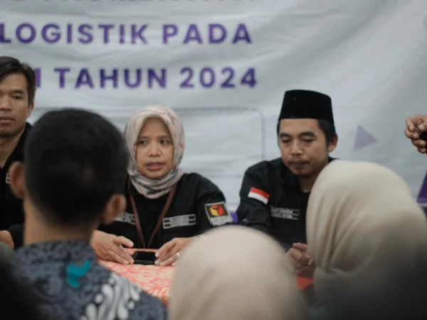 Panwascam Cilengkrang saat melakukan penyerahan logistik pemilu 2024 di beberapa Desa di bawah Kecamatan Cilengkrang, Kabupaten Bandung, Jawa Barat, Senin (12/2/2024). Foto Istimewa