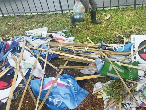 Tumpukan sampah sisa-sisa alat peraga kampanye (APK) yang menumpuk di median Jalan Bypass Soekarno-Hatta, Kota Bandung, pada Senin (12/2).