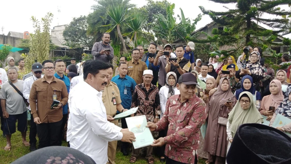 Penyerahan sertifikat tanah dari Menteri ATR/BPN kepada masyarakat Pamijahan, Kabupaten Bogor (12/2).