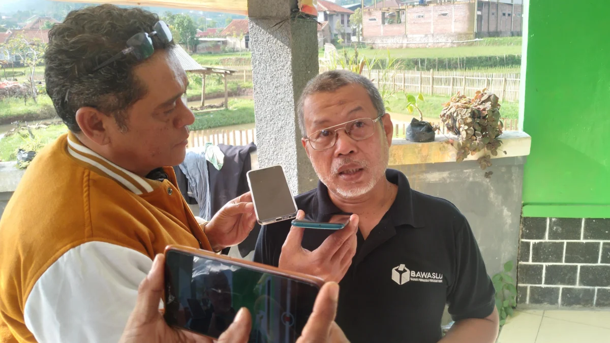 APK Pemilu 2024: Ketua Panwaslu Kecamatan Cimanggung, Ajang Tayudin (kanan baju hitam) saat ditemui.