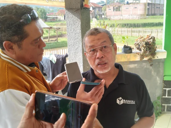 APK Pemilu 2024: Ketua Panwaslu Kecamatan Cimanggung, Ajang Tayudin (kanan baju hitam) saat ditemui.