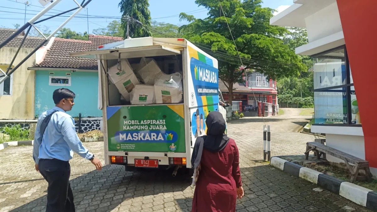 Kotak suara Pemilu 2024 yang diangkut menggunakan mobil Maskara di Desa Sinartanjung, Kecamatan Pataruman, Kota Banjar, Selasa 13 Februari 2024.