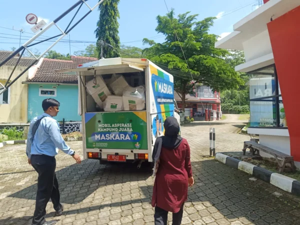 Kotak suara Pemilu 2024 yang diangkut menggunakan mobil Maskara di Desa Sinartanjung, Kecamatan Pataruman, Kota Banjar, Selasa 13 Februari 2024.