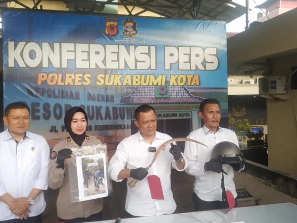 Kasat Reskrim Polres Sukabumi Kota, AKP Bagus Panuntun (memegang celurit) saat memegang barang bukti dalam peristiwa tawuran pelajar yang berujung maut.