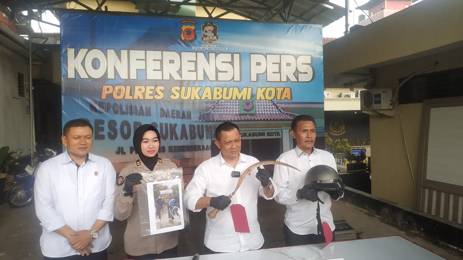 Kasat Reskrim Polres Sukabumi Kota, AKP Bagus Panuntun (memegang celurit) saat memegang barang bukti dalam peristiwa tawuran pelajar yang berujung maut.