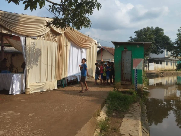 TPS 35 yang berada di Kampung Rancabali, Desa Sukamantri, Kecamatan Paseh, Kabupaten Bandung berada di pinggir sungai Cikaro yang rawan banjir. Foto Agi Jabar Ekspres